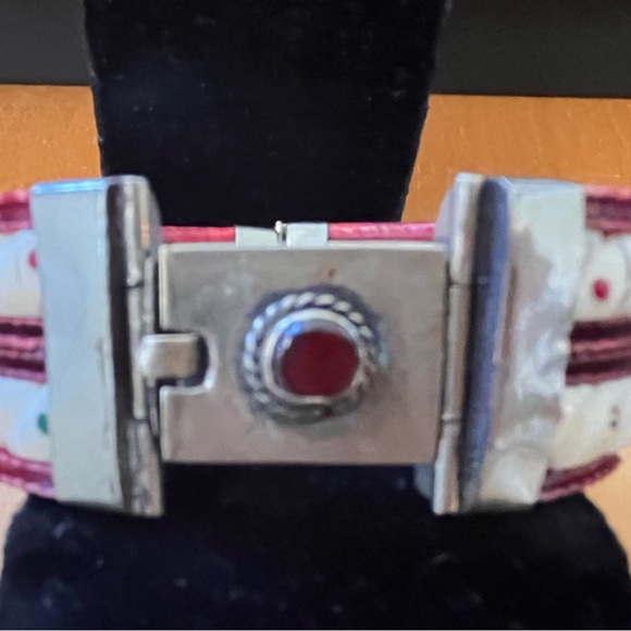 🆕 AMAZING Vintage OOAK Hand Carved Bone, Celluloid, & Garnet Hinged Bangle - Picture 9 of 11